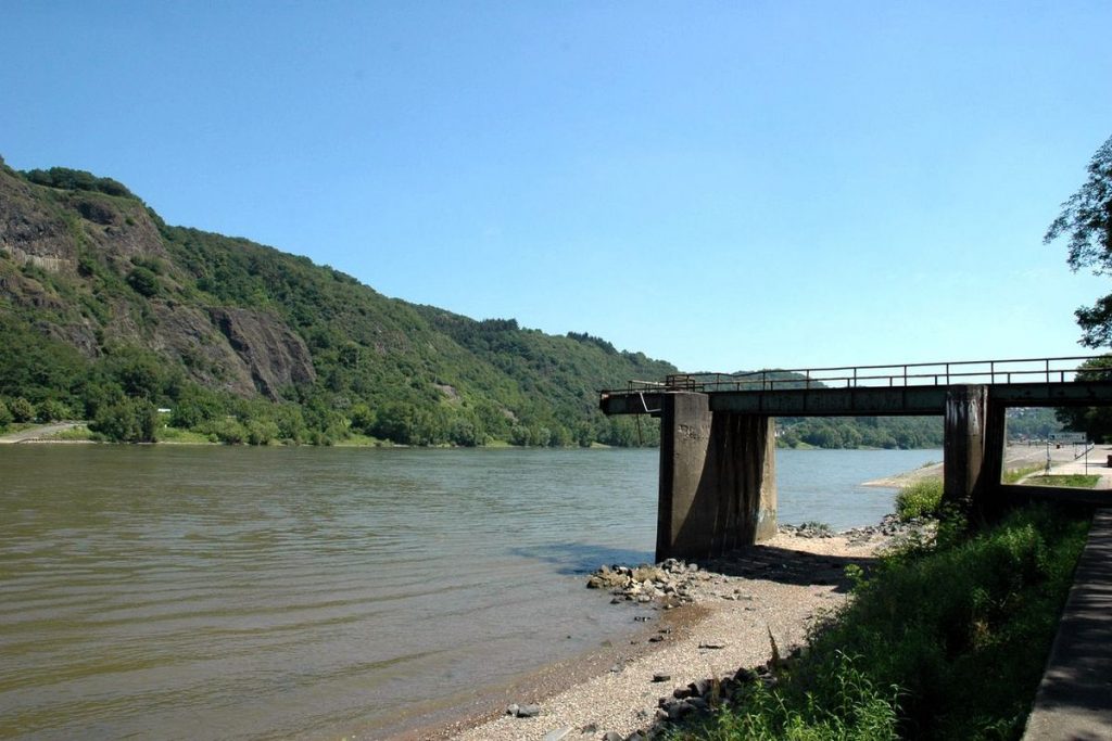 Linksrheinische Reste der Brücke von Remagen