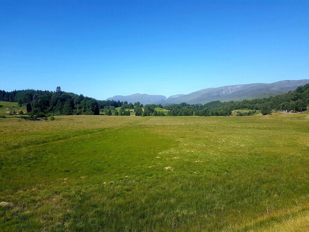 Saftig grünes Hochtal hinter Laggan