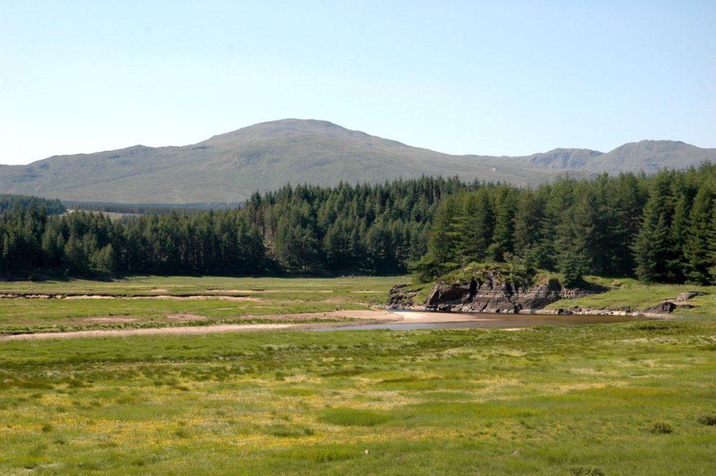 Jetzt als River Spean mäandert der Fluss durch weite Wiesen