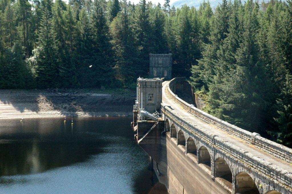 Laggan Dam (210 m Länge, 48 m Höhe) mit Überläufen in Torbogenform